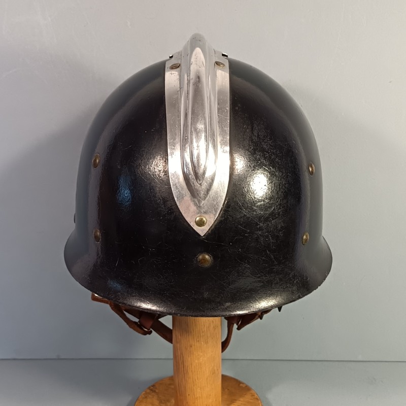 CASQUE FRANCAIS DE LA POLICE DE PARIS MODELE 1954 DATE 1957 INSIGNE EMAILLE